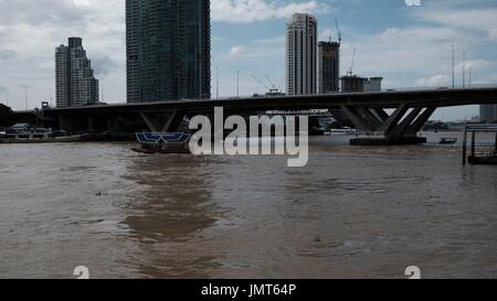 Chao Phraya River unterhalb der Sathorn Taksin Bridge von Wat Yannawa Mekhala Pier Bangkok Thailand Stockfoto