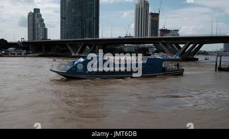 Shuttle zum Asiatique Chao Phraya River unterhalb der Sathorn Taksin Bridge von Wat Yannawa Mekhala Pier Bangkok Thailand Stockfoto