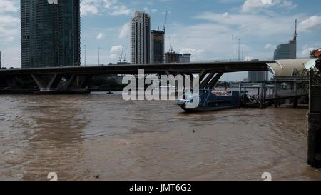 Shuttle zum Asiatique Chao Phraya River unterhalb der Sathorn Taksin Bridge von Wat Yannawa Mekhala Pier Bangkok Thailand Stockfoto