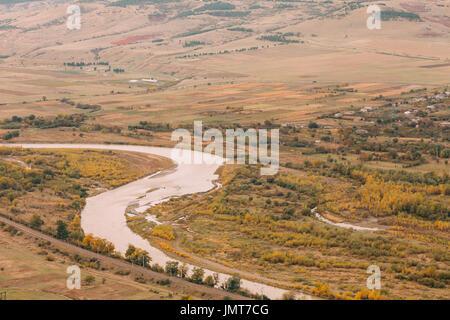 Gori, Shida Kartli Region, Georgia. Luftaufnahme des Kura Flusslandschaft am Herbsttag. Stockfoto