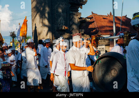 Bali, Indonesien - 7. März 2016: Balinesische traditionelle Musiker nehmen Teil an der feierlichen Prozession während balinesische Neujahr feiern. Stockfoto