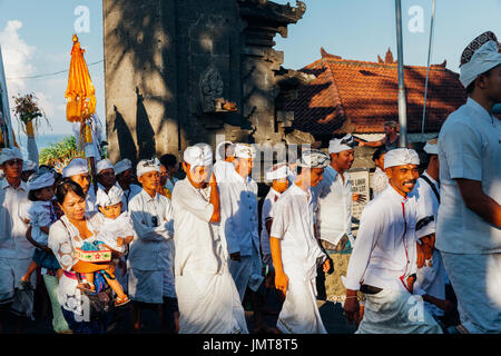 Bali, Indonesien - 7. März 2016: Balinesen in traditioneller Kleidung nehmen Sie Teil an der feierlichen Prozession im balinesischen Neujahrsfest. Stockfoto