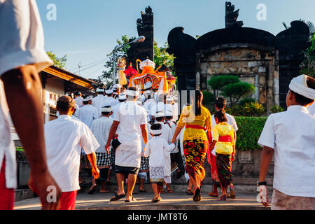 Bali, Indonesien - 7. März 2016: Balinesen in traditioneller Kleidung tragen Jempana oder hölzerne Wurf an der Prozession während balinesische Neujahr cel Stockfoto