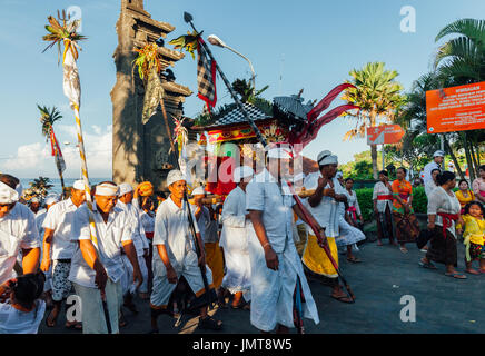 Bali, Indonesien - 7. März 2016: Balinesen in traditioneller Kleidung tragen Jempana oder hölzerne Wurf an der Prozession während balinesische Neujahr cel Stockfoto