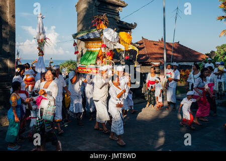 Bali, Indonesien - 7. März 2016: Balinesen in traditioneller Kleidung tragen Jempana oder hölzerne Wurf an der Prozession während balinesische Neujahr cel Stockfoto