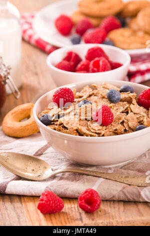 Frühstück mit Vollkorngetreide. Stockfoto