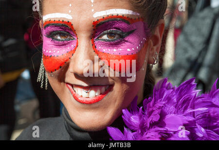 Badajoz, Spanien - 28. Februar 2017: Junge hübsche Mädchen Porträt am Karnevalsumzug der Stadt Badajoz. Dies ist eines der besten Karneval in Spanien, especia Stockfoto