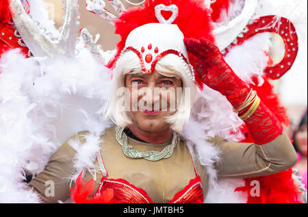 Badajoz, Spanien - 28. Februar 2017: Reifer Mann Transvestit teilnehmen bei Badajoz Karnevalsumzug. Dies ist eines der besten Karneval in Spanien, especia Stockfoto