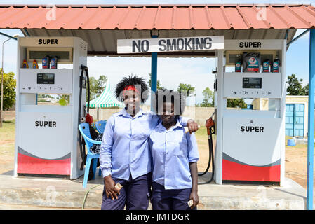 Kisumu in Kenia, Frauen arbeiten an Tankstelle / KENIA Kisumu, Frauen Arbeiten als Tankwart ein Einer Tankstelle Stockfoto