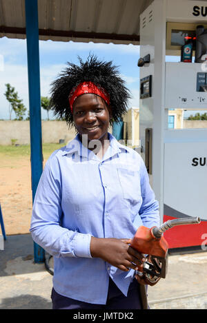 Kisumu in Kenia, Frauen arbeiten an Tankstelle / KENIA Kisumu, Frauen Arbeiten als Tankwart ein Einer Tankstelle Stockfoto