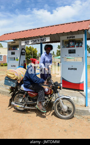 Kisumu in Kenia, Frauen arbeiten an Tankstelle / KENIA Kisumu, Frauen Arbeiten als Tankwart ein Einer Tankstelle Stockfoto