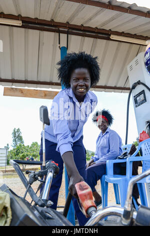 Kisumu in Kenia, Frauen arbeiten an Tankstelle / KENIA Kisumu, Frauen Arbeiten als Tankwart ein Einer Tankstelle Stockfoto