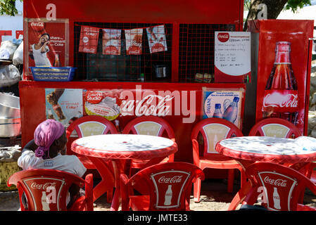 Kenia-Kisumu, Straße Restaurant, Coca Cola Werbung / KENIA, Kisumu, Strassenrestaurant Mit Coca Cola Werbung Stockfoto