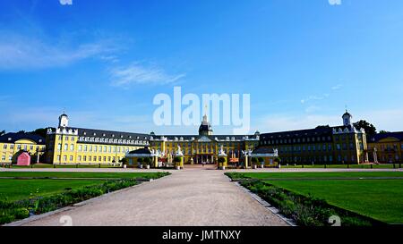 Panoramablick auf Karlsruhe Palast oder Schloss Karlsruhe in Karlsruhe, Deutschland Stockfoto