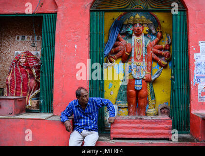 Varanasi, Indien - 11. Juli 2015. Ein indischer Mann sitzt an alten Hindu-Tempel in Varanasi, Indien. Varanasi zieht Hindu-Pilger, die in dem Gange Baden Stockfoto