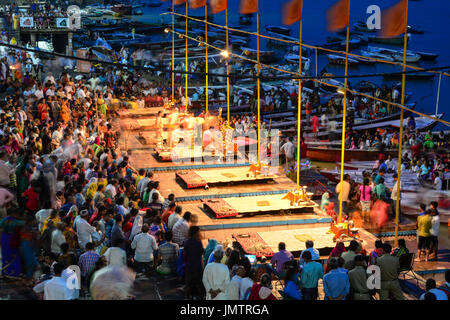 Varanasi, Indien - 12. Juli 2015. Indischen Brahmanen führt religiöse Ganga Maha Aarti-Zeremonie (Feuerzeremonie) am Dashashwamedh Ghat in Varanasi, Indien. Stockfoto