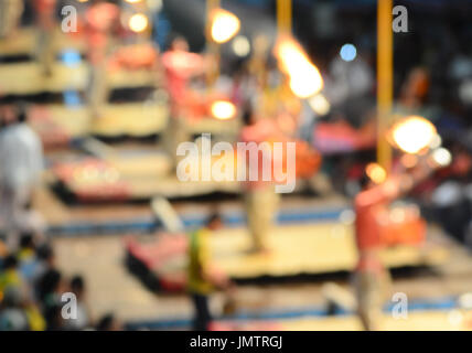 Indischen Brahmanen führt religiöse Ganga Maha Aarti Zeremonie (Feuerzeremonie). Mit Bokeh, für den Hintergrund unscharf. Stockfoto