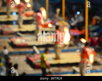 Indischen Brahmanen führt religiöse Ganga Maha Aarti Zeremonie (Feuerzeremonie). Mit Bokeh, für den Hintergrund unscharf. Stockfoto