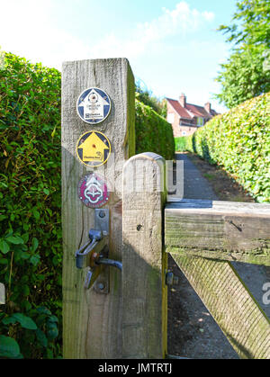 Ein Zeichen der hölzernen Fußweg post sagen "zwei Heiligen Weg" bei Acton, Cheshire, England, UK Stockfoto