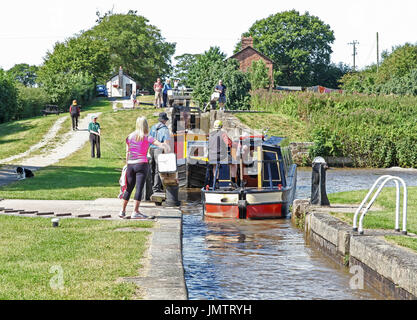 Lastkähne oder schmale Boote auf dem Flug Hurleston von Schlössern an Hurleston Kreuzung auf Llangollen Canal Cheshire England UK Stockfoto