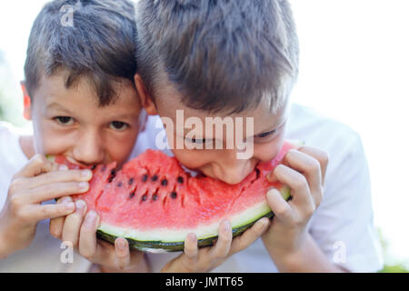 Kaukasische Geißlein Wassermelone im Freien essen Stockfoto