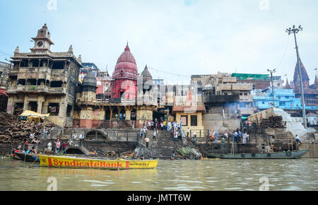 Varanasi, Indien - 12. Juli 2015. Blick auf die Ufer des Ganges am sonnigen Tag in Varanasi, Indien. Varanasi ist eine bunte und faszinierende Stockfoto