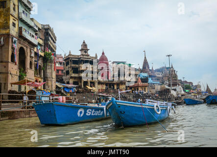 Varanasi, Indien - 12. Juli 2015. Blick auf die Ufer des Ganges am sonnigen Tag in Varanasi, Indien. Varanasi, auch bekannt als Kashi und Benares, ist der cul Stockfoto