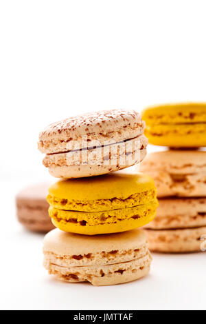 einige Stapel von appetitlich Macarons mit verschiedenen Farben und Aromen auf weißem Hintergrund Stockfoto