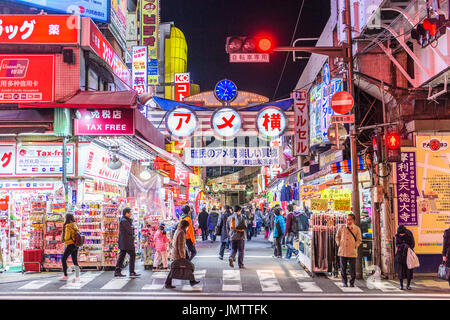 TOKYO, JAPAN - 28. Dezember 2015: Massen an Ameyoko Geschäft Bezirk von Tokio. Die Straße war der Ort eines Schwarzmarktes in den Folgejahren Welt Stockfoto