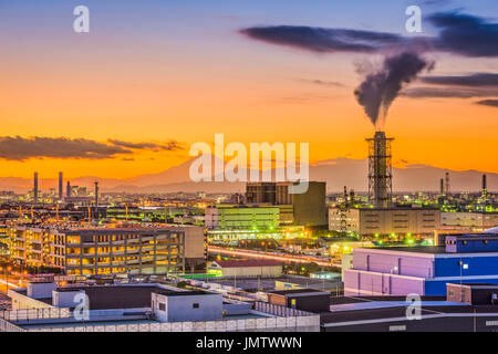 Kawasaki, Japan-Fabriken und Mt. Fuji. Stockfoto