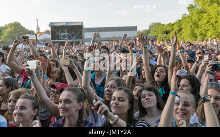 Kiew, UKRAINE - 29. Juni 2017: Junge Fans genießen Musikkonzert im Freien auf dem Atlas Wochenende Musikfestival in nationalen Expocenter. Stockfoto