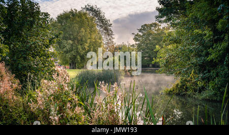 Die malerische Aussicht auf den historischen Lincolnshire Stadt Stamford von der Stadt Wiesen getroffen mit Nebel steigen auf dem Fluss Welland. Stockfoto