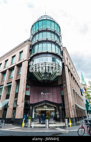 Düsseldorf, Deutschland - 16. April 2017: Fassade einer Schadow Arkaden Mall mit Passanten in Düsseldorf, Deutschland Stockfoto