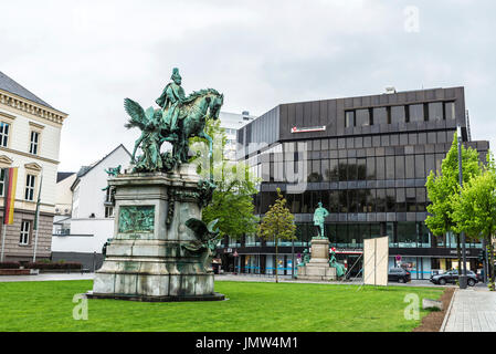 Düsseldorf, Deutschland - 16. April 2017: Kaiser Wilhelm i. und Bismarck Statuen im Zentrum von Düsseldorf, Deutschland Stockfoto