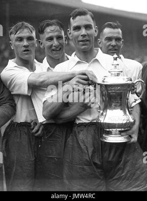 Die 1938 FA-Cup-Sieger Preston North End Bill Shankly (links) feiert den 1938 FA-Cup-Finale Sieg mit Kapitän Tom Smith hält die Trophäe. Stockfoto