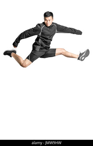 Porträt eines asiatischen Sportart Mannes springen. Isolierte voller Länge auf weißem Hintergrund mit textfreiraum und Clipping-Pfad Stockfoto