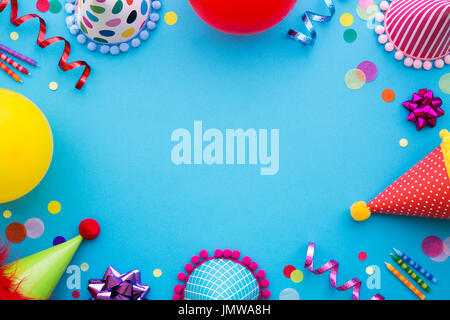 Birthday Party Hintergrund mit Partyhüte und Luftschlangen Stockfoto