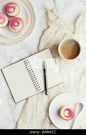 Kaffee, Cupcakes und Zeitschrift Stockfoto