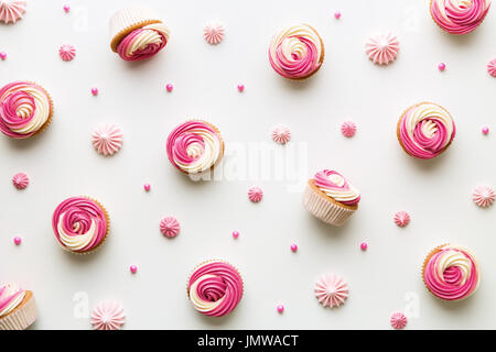 Rosa Cupcake Hintergrund auf weiß Stockfoto