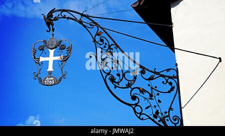 Ein hängendes Kreuz in der Altstadt Ettlingen, Baden-Württemberg, Deutschland Stockfoto