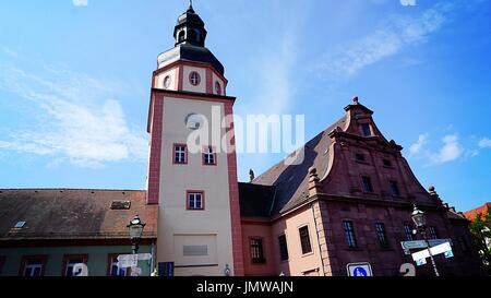 Rathaus und Uhrturm in Ettlingen, Baden-Württemberg, Deutschland Stockfoto