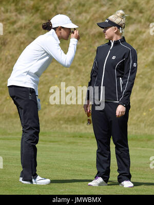 USAS Michelle Wie schaut das Auge des Englands Charley Hull tagsüber zwei der Aberdeen Asset Management Ladies Scottish Open in Dundonald Links, North Ayrshire. Stockfoto