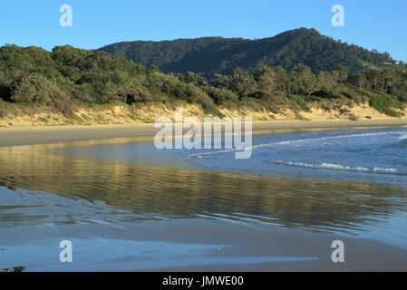 Australischen Strand. Blick auf einen Strand, Hügel, Berge in Australien Stockfoto