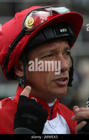 Frankie Dettori bereitet in The Carraig Versicherung britische EBF Valiant Wettlauf laufen während der Tag eins des King George VI Weekend auf dem Ascot Racecourse, Berkshire zu fahren. Stockfoto