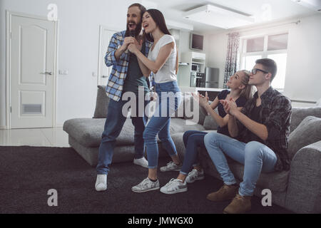 Freunde, die Partei zusammen drinnen Karaoke-singen Stockfoto