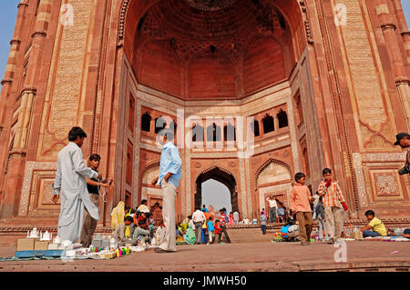 Straßenhändler am Tor des Sieges 'Buland Darwaza', Jami Masjid Mosque, Fatehpur Sikri, Uttar Pradesh, Indien / Dargah Moschee gebaut 1569-1585 Stockfoto