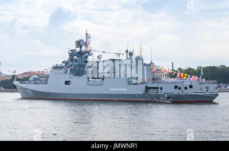 Sankt-Petersburg, Russland-28. Juli 2017: Kriegsschiff steht auf der Newa festgemacht. Generalprobe für die Parade der russischen Seestreitkräfte. Admiral Makarov ich Stockfoto