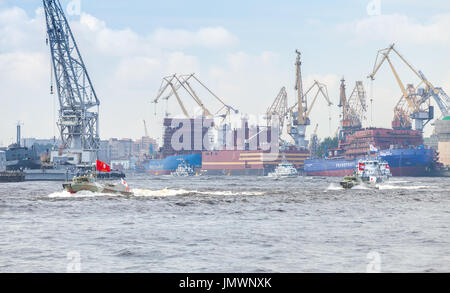 Sankt-Petersburg, Russland-28. Juli 2017: Kleine Kriegsschiffe gehen auf der Newa. Generalprobe für die Parade der russischen Seestreitkräfte Stockfoto