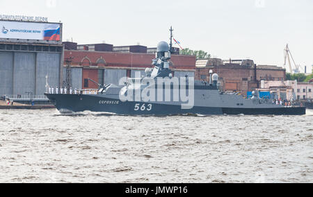 Sankt-Petersburg, Russland-28. Juli 2017: Kriegsschiff gehen auf der Newa. Generalprobe für die Parade der russischen Seestreitkräfte. Buyan-M-Klasse Korvette Pr 21 Stockfoto