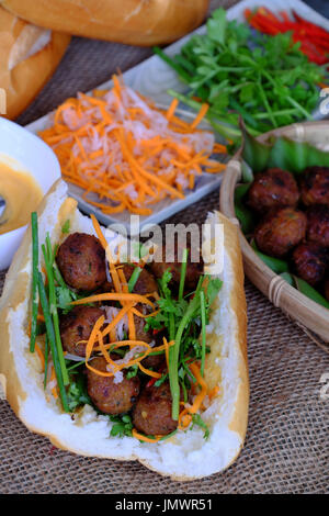 Vietnamesische Speisen, Banh mi Thit Nuong oder Vietnam Brot aus gegrilltem Fleisch, ist das beliebte Essen und besondere Kultur in Vietnam Küche Stockfoto